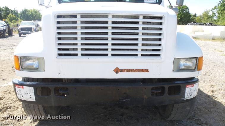 image for item DE7276 1990 International 4900 crane truck