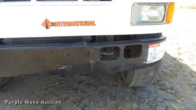 image for item DE7276 1990 International 4900 crane truck