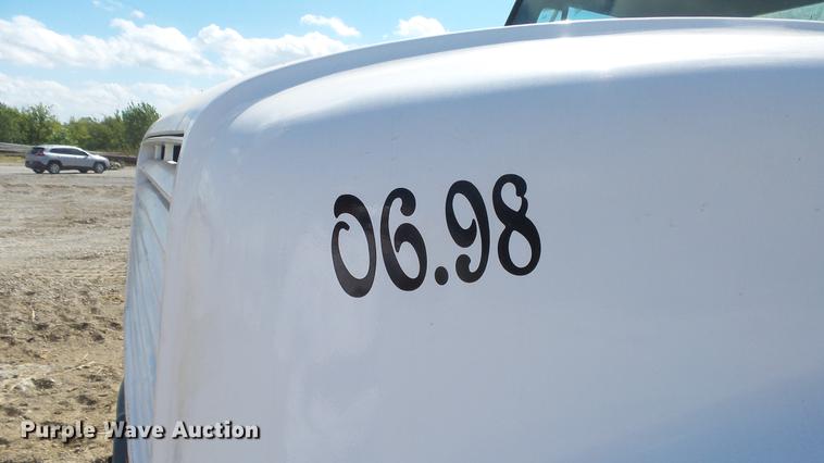 image for item DE7276 1990 International 4900 crane truck