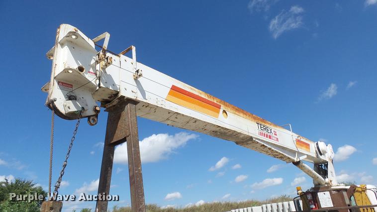 image for item DE7276 1990 International 4900 crane truck