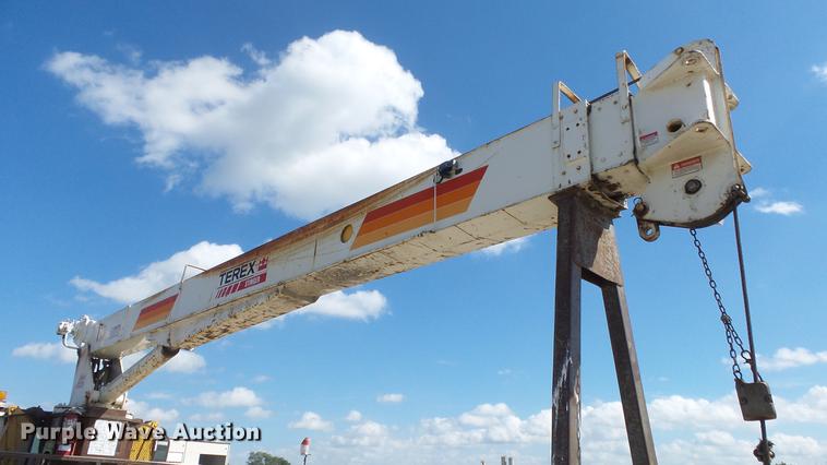 image for item DE7276 1990 International 4900 crane truck