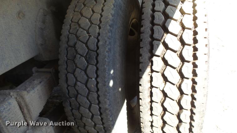 image for item DE7276 1990 International 4900 crane truck