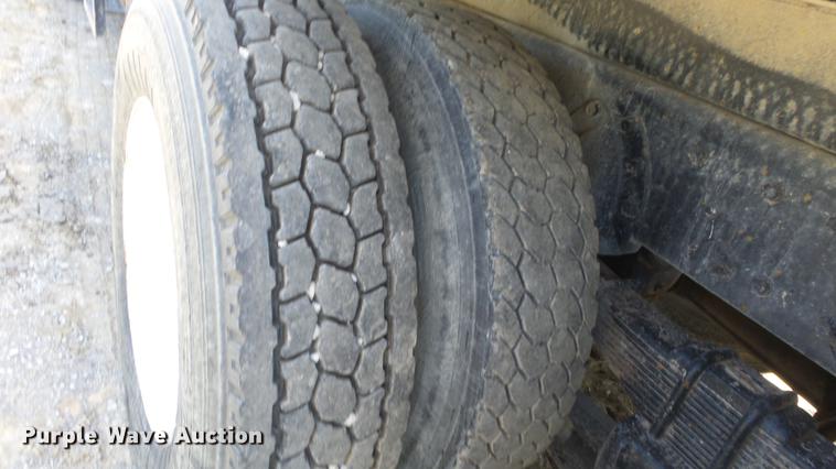 image for item DE7276 1990 International 4900 crane truck