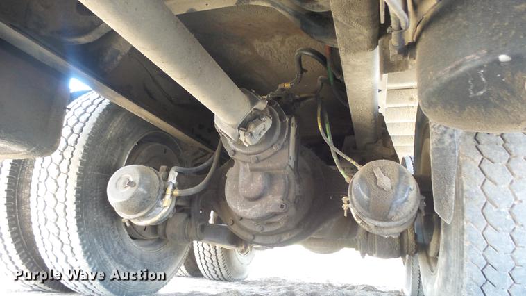image for item DE7276 1990 International 4900 crane truck