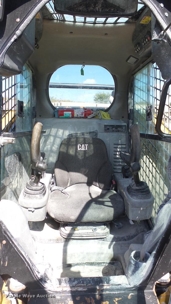 image for item DE7282 2012 Caterpillar 272D skid steer