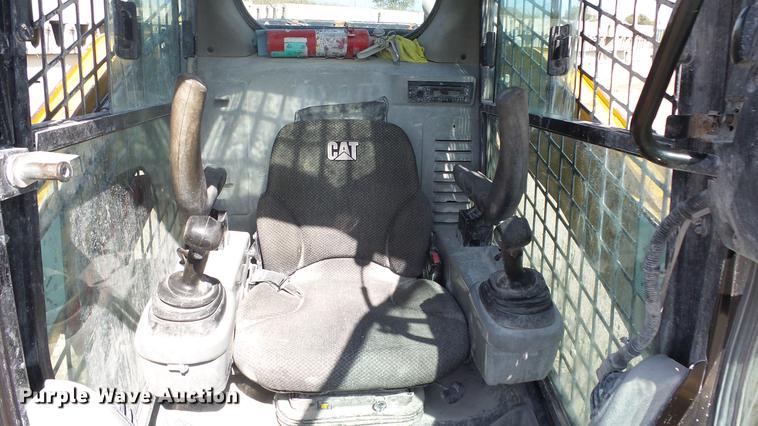 image for item DE7282 2012 Caterpillar 272D skid steer