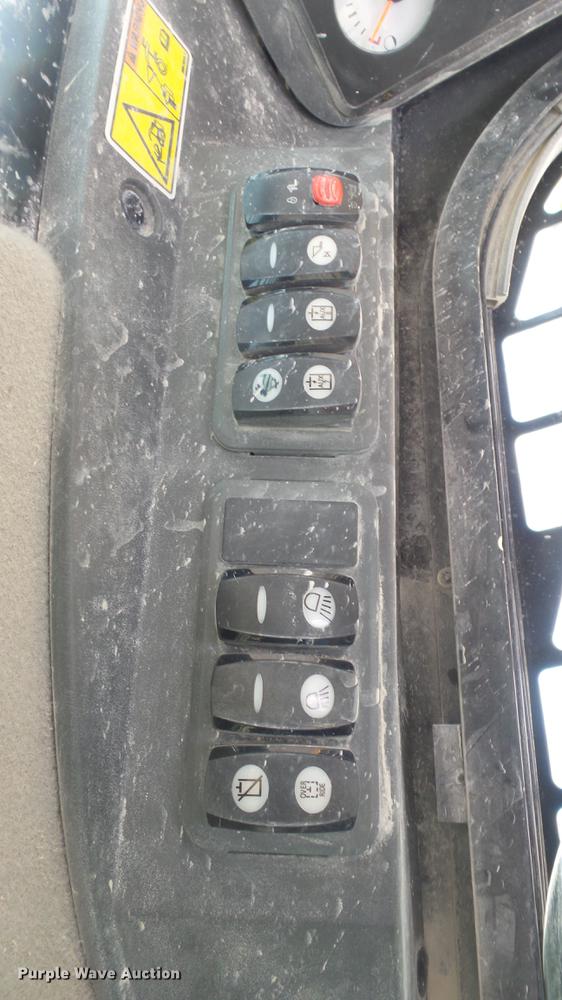 image for item DE7282 2012 Caterpillar 272D skid steer