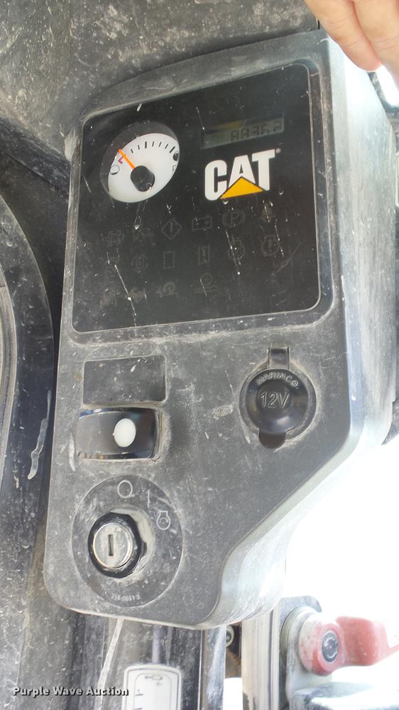 image for item DE7282 2012 Caterpillar 272D skid steer