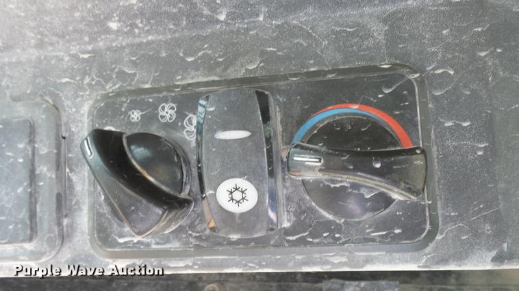 image for item DE7282 2012 Caterpillar 272D skid steer