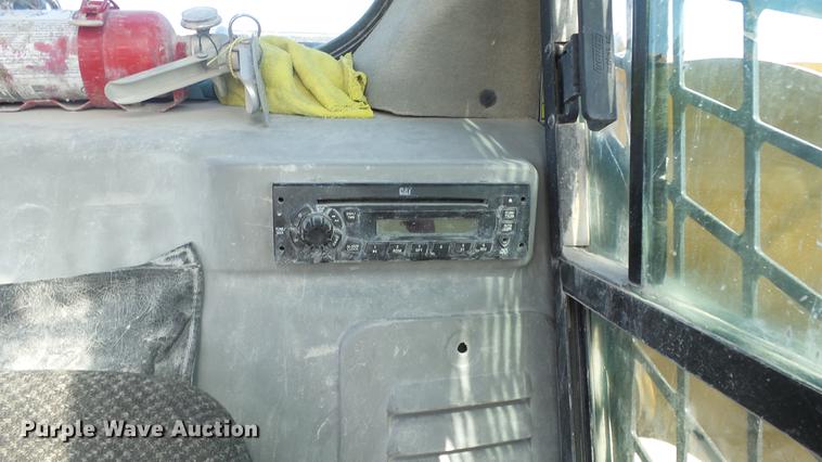 image for item DE7282 2012 Caterpillar 272D skid steer