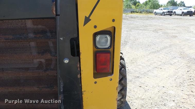 image for item DE7282 2012 Caterpillar 272D skid steer