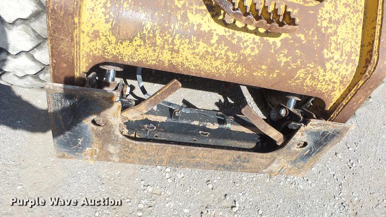 image for item DE7282 2012 Caterpillar 272D skid steer