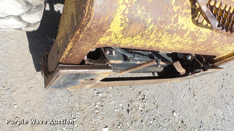 image for item DE7282 2012 Caterpillar 272D skid steer