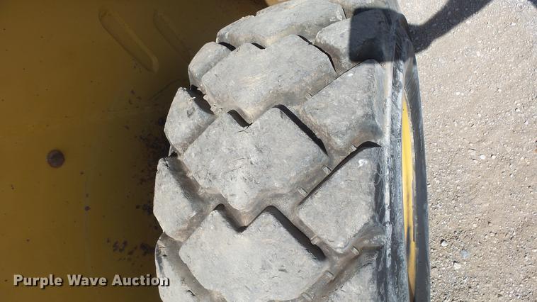 image for item DE7282 2012 Caterpillar 272D skid steer