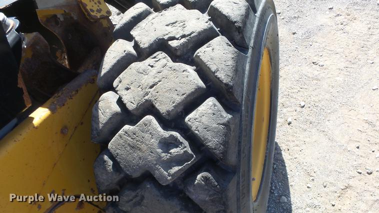 image for item DE7282 2012 Caterpillar 272D skid steer