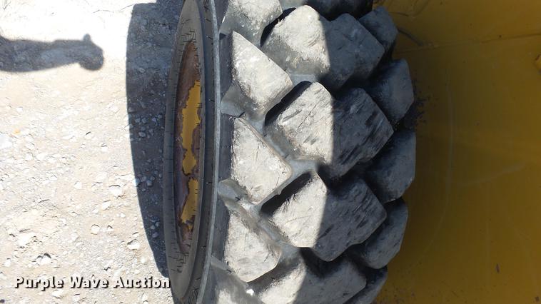 image for item DE7282 2012 Caterpillar 272D skid steer