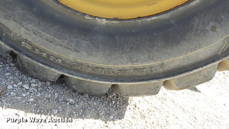 image for item DE7282 2012 Caterpillar 272D skid steer