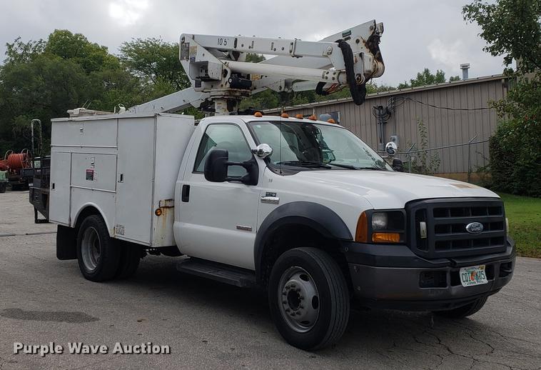 image for item DF2441 2006 Ford F550 Super Duty bucket truck