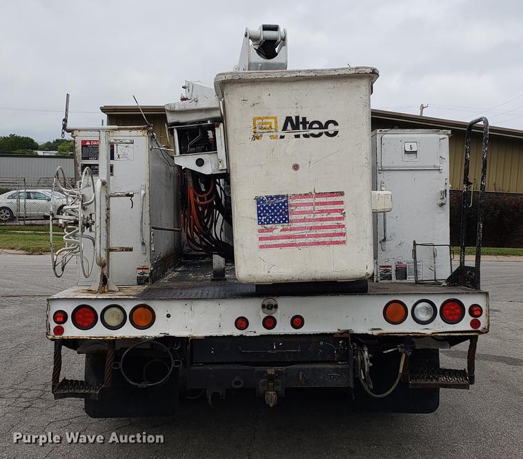 image for item DF2441 2006 Ford F550 Super Duty bucket truck