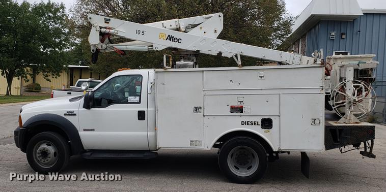 image for item DF2441 2006 Ford F550 Super Duty bucket truck