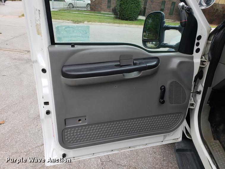 image for item DF2441 2006 Ford F550 Super Duty bucket truck