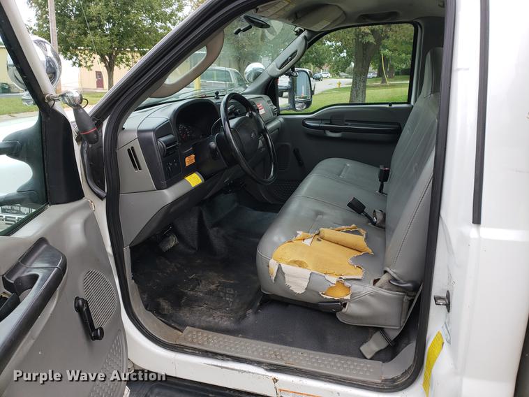 image for item DF2441 2006 Ford F550 Super Duty bucket truck