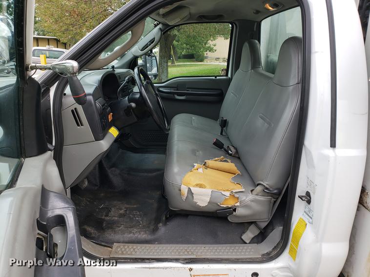 image for item DF2441 2006 Ford F550 Super Duty bucket truck