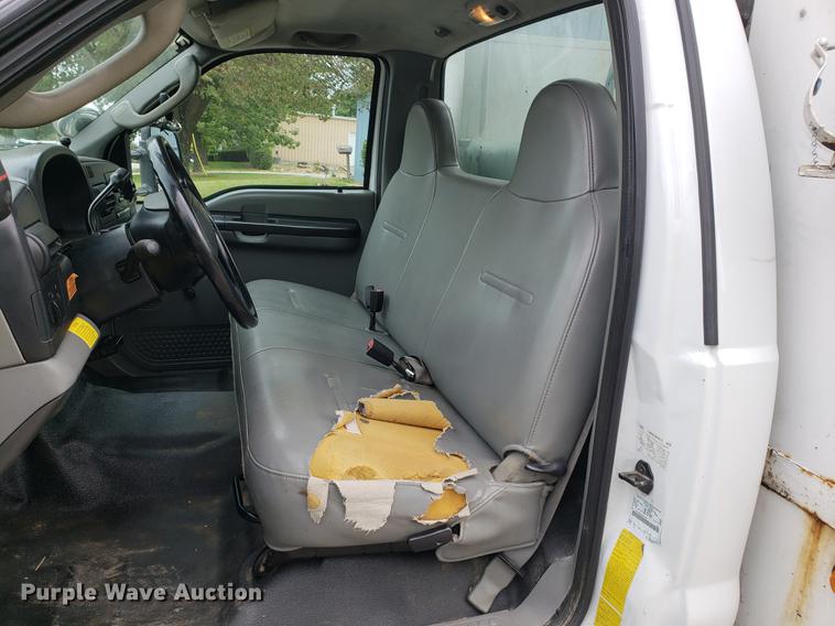image for item DF2441 2006 Ford F550 Super Duty bucket truck