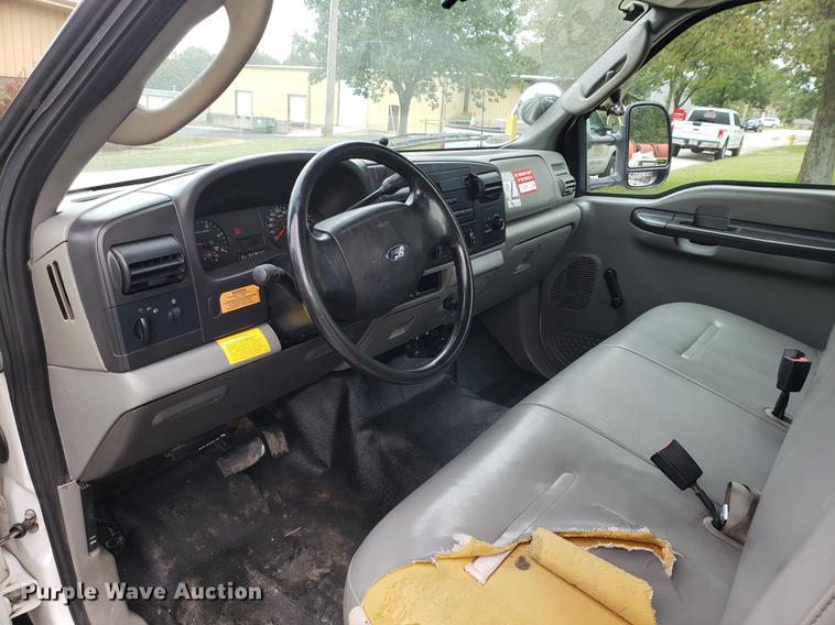 image for item DF2441 2006 Ford F550 Super Duty bucket truck