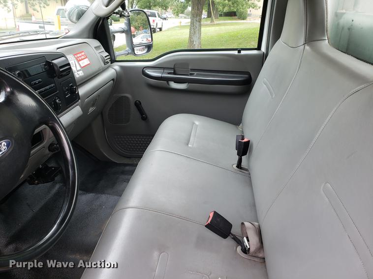 image for item DF2441 2006 Ford F550 Super Duty bucket truck