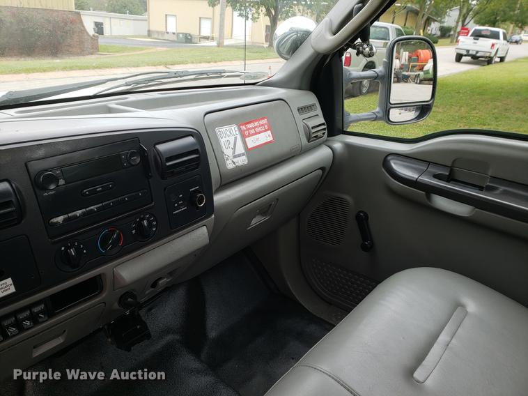 image for item DF2441 2006 Ford F550 Super Duty bucket truck