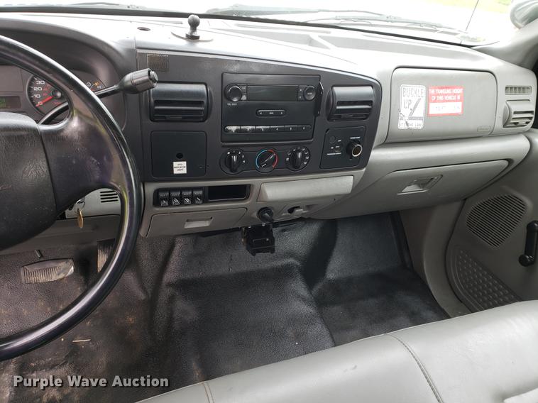 image for item DF2441 2006 Ford F550 Super Duty bucket truck