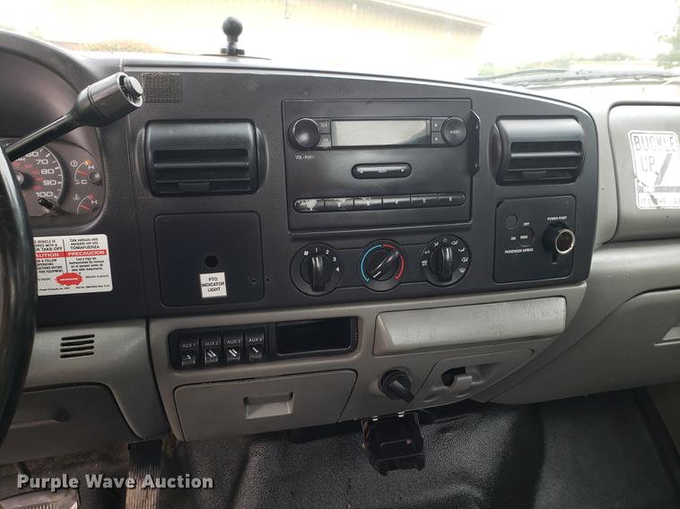 image for item DF2441 2006 Ford F550 Super Duty bucket truck