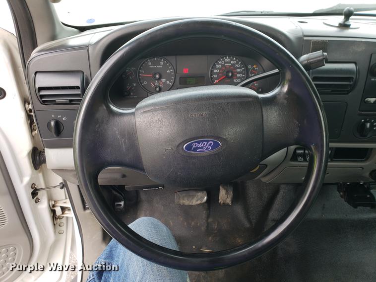 image for item DF2441 2006 Ford F550 Super Duty bucket truck