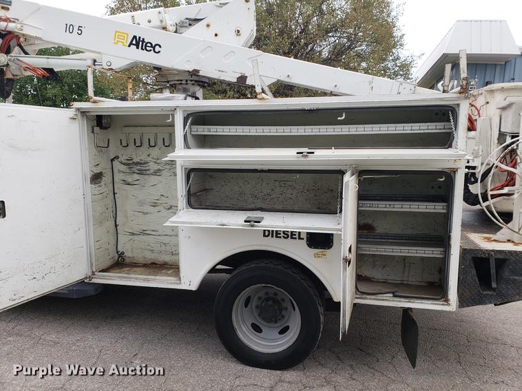 image for item DF2441 2006 Ford F550 Super Duty bucket truck
