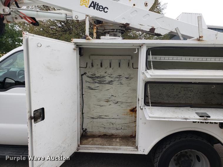 image for item DF2441 2006 Ford F550 Super Duty bucket truck