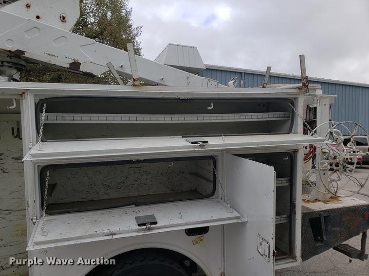 image for item DF2441 2006 Ford F550 Super Duty bucket truck