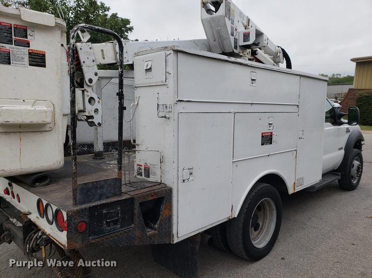 image for item DF2441 2006 Ford F550 Super Duty bucket truck