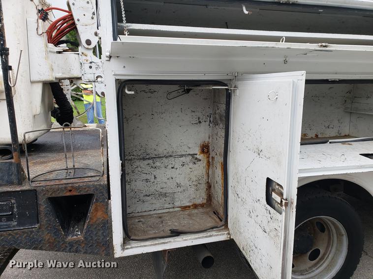 image for item DF2441 2006 Ford F550 Super Duty bucket truck