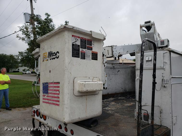 image for item DF2441 2006 Ford F550 Super Duty bucket truck
