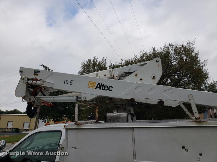 image for item DF2441 2006 Ford F550 Super Duty bucket truck