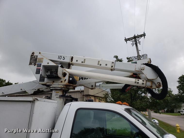 image for item DF2441 2006 Ford F550 Super Duty bucket truck