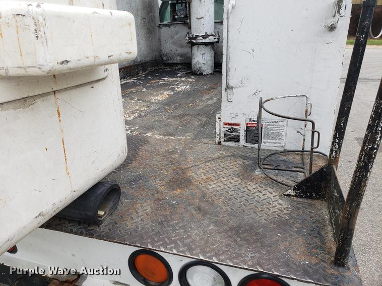 image for item DF2441 2006 Ford F550 Super Duty bucket truck