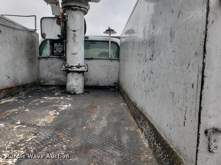 image for item DF2441 2006 Ford F550 Super Duty bucket truck