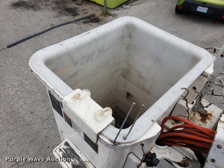 image for item DF2441 2006 Ford F550 Super Duty bucket truck