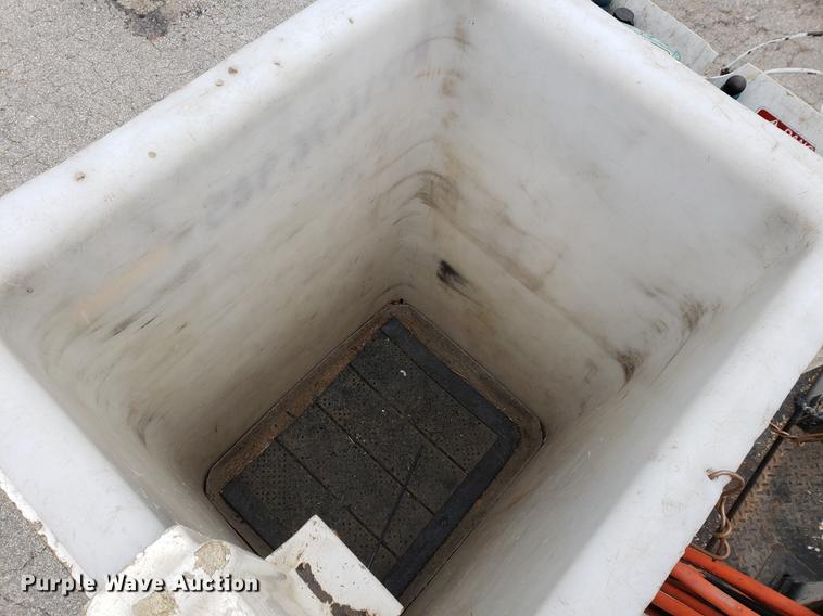 image for item DF2441 2006 Ford F550 Super Duty bucket truck