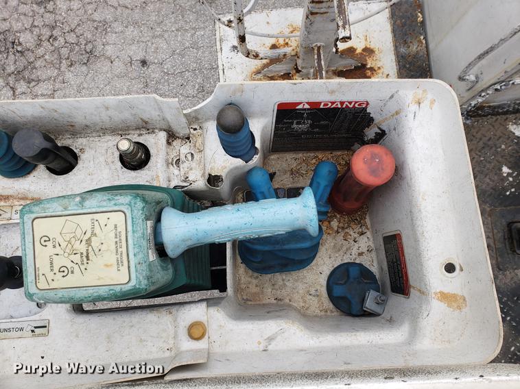 image for item DF2441 2006 Ford F550 Super Duty bucket truck