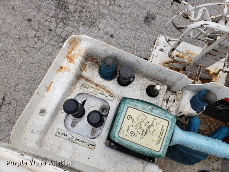 image for item DF2441 2006 Ford F550 Super Duty bucket truck