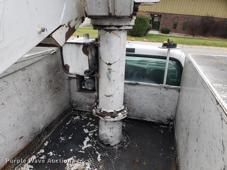 image for item DF2441 2006 Ford F550 Super Duty bucket truck