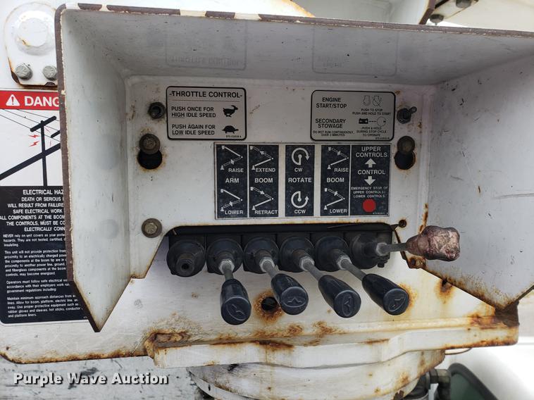 image for item DF2441 2006 Ford F550 Super Duty bucket truck